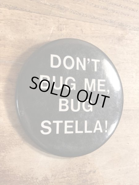 80年代頃のDon't Bug Me, Bug Stella!のメッセージが書かれたヴィンテージの缶バッチ