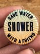 60~70年代頃のSave Water Shower With A Friendのメッセージが書かれたビンテージの缶バッジ