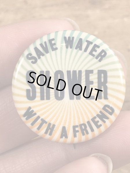 60~70年代頃のSave Water Shower With A Friendのメッセージが書かれたビンテージの缶バッジ