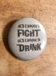 80年代頃のOld Enough To Fight Old Enough To Drinkのメッセージが書かれたヴィンテージの缶バッチ