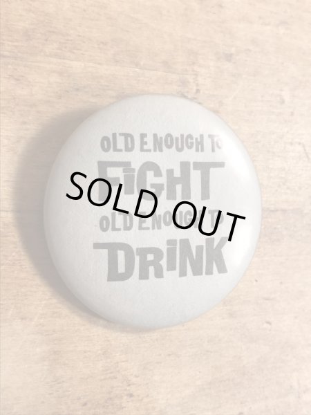 80年代頃のOld Enough To Fight Old Enough To Drinkのメッセージが書かれたヴィンテージの缶バッチ