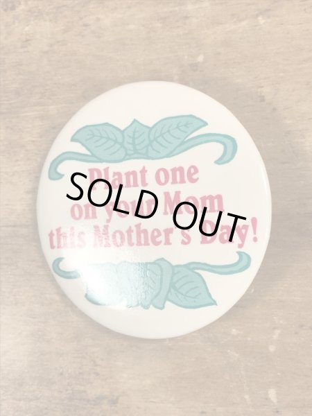 80’sのPlant One On Your Mom This Mother's Day!のメッセージが書かれたヴィンテージの缶バッチ