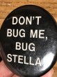 80'sのDon't Bug Me, Bug Stella!のメッセージが書かれたビンテージの缶バッジ