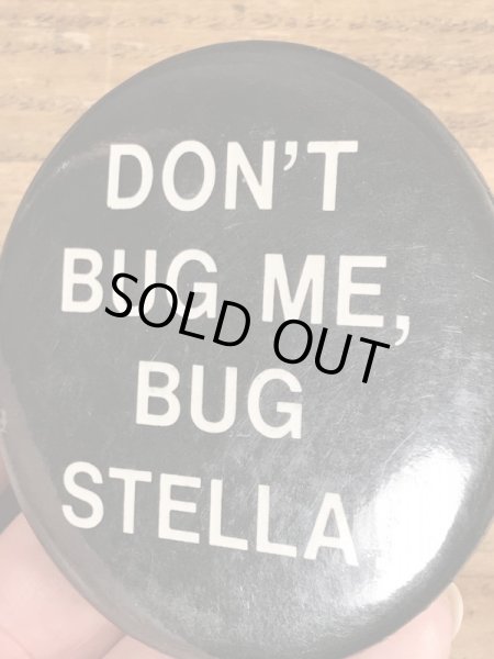 80'sのDon't Bug Me, Bug Stella!のメッセージが書かれたビンテージの缶バッジ