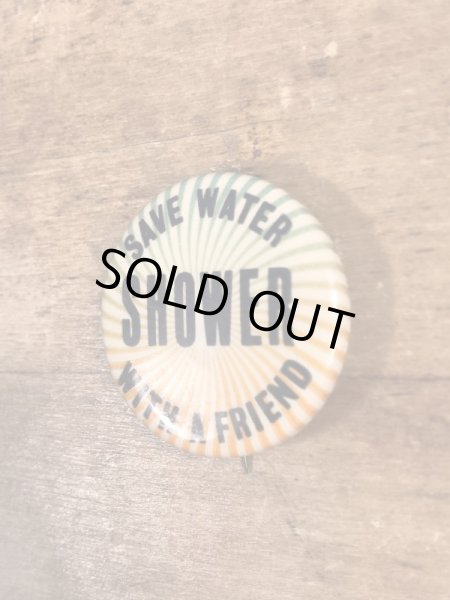 60~70’sのSave Water Shower With A Friendのメッセージが書かれたヴィンテージの缶バッチ