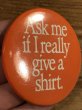 80年代頃のAsk Me If I Really Give A Shirt.のメッセージが書かれたヴィンテージの缶バッチ