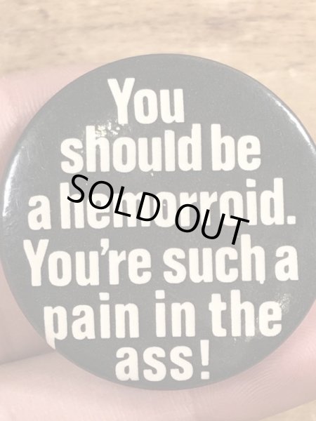 80年代頃のYou Should Be A Hemorroid.のメッセージが書かれたビンテージの缶バッジ