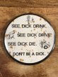 80年代頃のSee Dick Drink. See Dick Drive.のメッセージが書かれたビンテージの缶バッジ