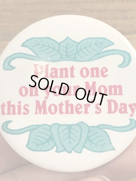 80年代頃のPlant One On Your Mom This Mother's Day!のメッセージが書かれたビンテージの缶バッジ