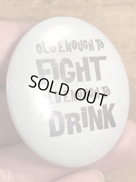 80年代頃のOld Enough To Fight Old Enough To Drinkのメッセージが書かれたヴィンテージの缶バッチ