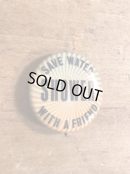 60~70年代頃のSave Water Shower With A Friendのメッセージが書かれたビンテージの缶バッジ