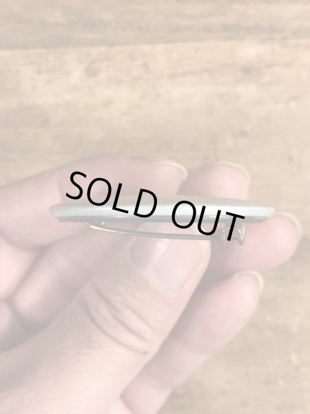 80’sのOld Enough To Fight Old Enough To Drinkのメッセージが書かれたビンテージの缶バッジ