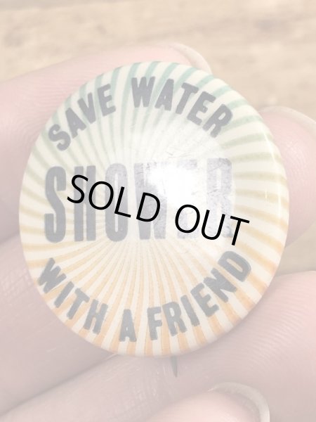 60~70’sのSave Water Shower With A Friendのメッセージが書かれたヴィンテージの缶バッチ