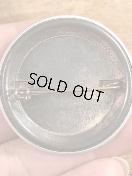 80’sのOld Enough To Fight Old Enough To Drinkのメッセージが書かれたビンテージの缶バッジ