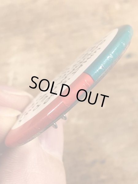 80年代頃のWhat's So Goddamned Terrific About...のメッセージが書かれたビンテージの缶バッジ