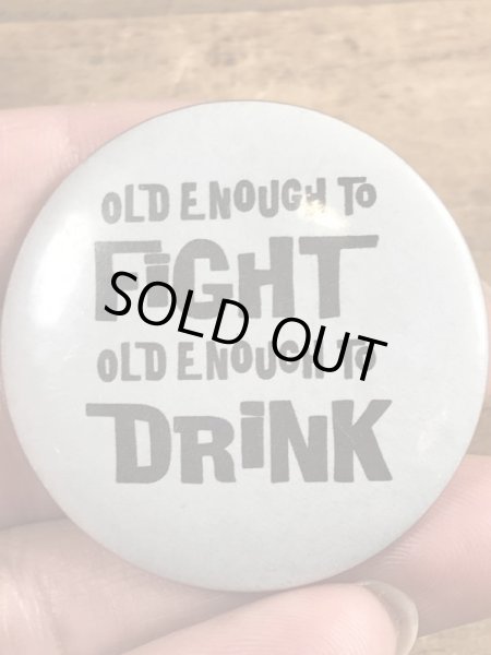 80年代頃のOld Enough To Fight Old Enough To Drinkのメッセージが書かれたヴィンテージの缶バッチ