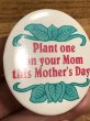 80年代頃のPlant One On Your Mom This Mother's Day!のメッセージが書かれたビンテージの缶バッジ