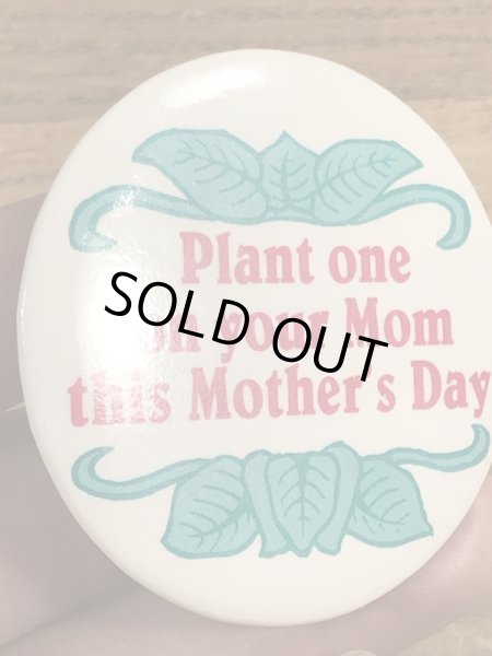 80年代頃のPlant One On Your Mom This Mother's Day!のメッセージが書かれたビンテージの缶バッジ
