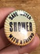 60~70年代頃のSave Water Shower With A Friendのメッセージが書かれたビンテージの缶バッジ