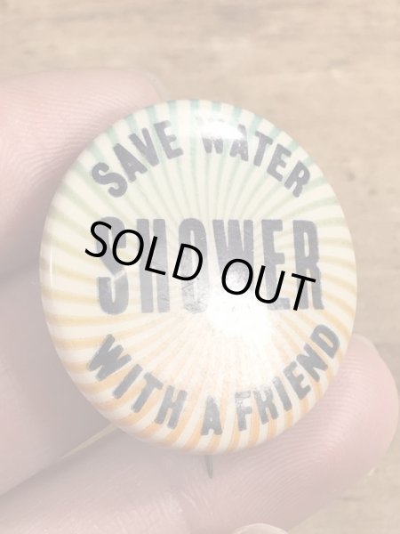 60~70年代頃のSave Water Shower With A Friendのメッセージが書かれたビンテージの缶バッジ