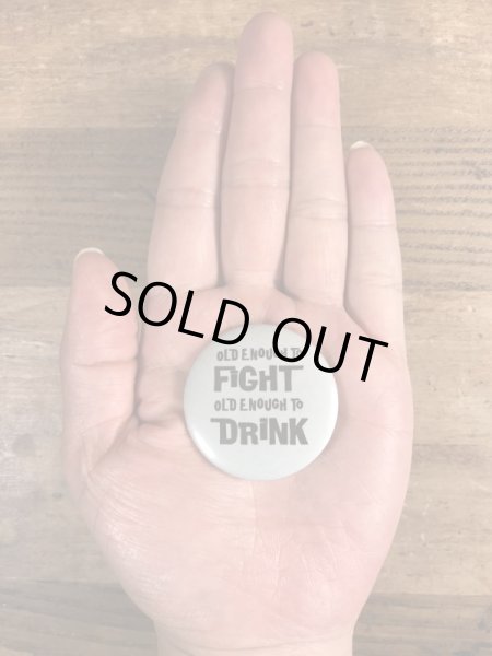 80年代頃のOld Enough To Fight Old Enough To Drinkのメッセージが書かれたヴィンテージの缶バッチ