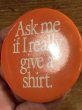 80'sのAsk Me If I Really Give A Shirt.のメッセージが書かれたビンテージの缶バッジ