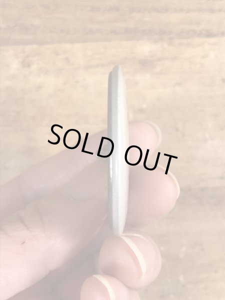 80年代頃のOld Enough To Fight Old Enough To Drinkのメッセージが書かれたヴィンテージの缶バッチ