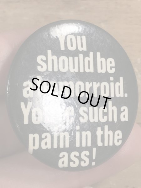 80年代頃のYou Should Be A Hemorroid.のメッセージが書かれたビンテージの缶バッジ