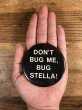 80年代頃のDon't Bug Me, Bug Stella!のメッセージが書かれたヴィンテージの缶バッチ