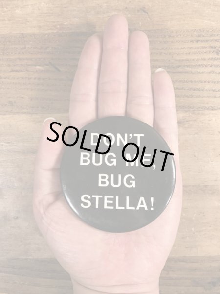 80年代頃のDon't Bug Me, Bug Stella!のメッセージが書かれたヴィンテージの缶バッチ