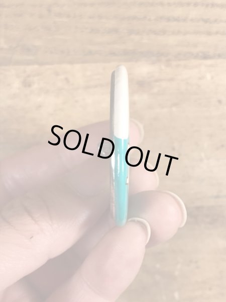 80年代頃のLet's Talk Tunaのメッセージが書かれたビンテージの缶バッジ