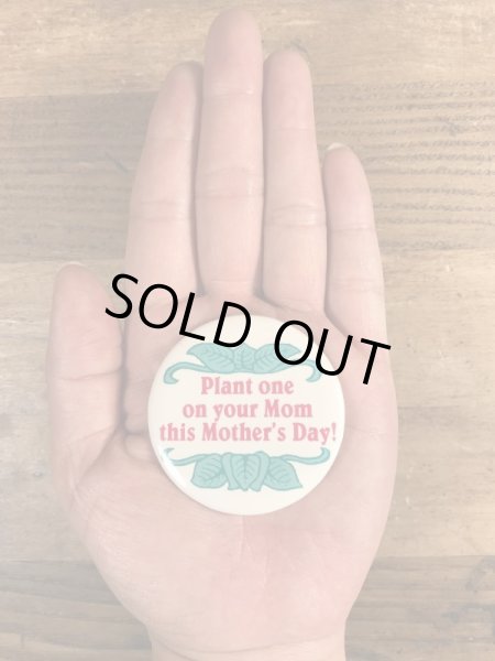 80年代頃のPlant One On Your Mom This Mother's Day!のメッセージが書かれたビンテージの缶バッジ