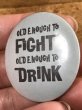 80’sのOld Enough To Fight Old Enough To Drinkのメッセージが書かれたビンテージの缶バッジ