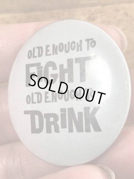 80’sのOld Enough To Fight Old Enough To Drinkのメッセージが書かれたビンテージの缶バッジ