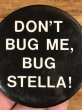 80年代頃のDon't Bug Me, Bug Stella!のメッセージが書かれたヴィンテージの缶バッチ