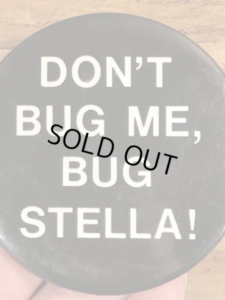 80年代頃のDon't Bug Me, Bug Stella!のメッセージが書かれたヴィンテージの缶バッチ
