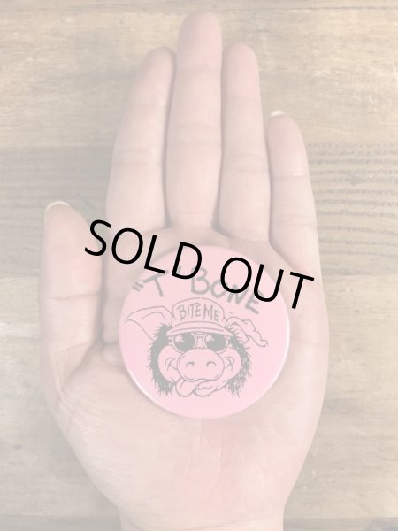 80年代頃のBite Meのブタが描かれたビンテージの缶バッジ