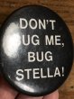 80年代頃のDon't Bug Me, Bug Stella!のメッセージが書かれたヴィンテージの缶バッチ