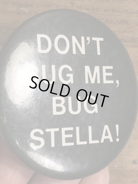 80年代頃のDon't Bug Me, Bug Stella!のメッセージが書かれたヴィンテージの缶バッチ