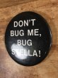 80'sのDon't Bug Me, Bug Stella!のメッセージが書かれたビンテージの缶バッジ