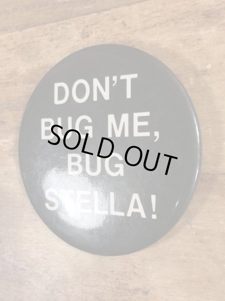 80'sのDon't Bug Me, Bug Stella!のメッセージが書かれたビンテージの缶バッジ