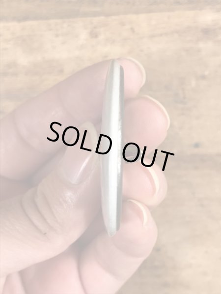 80年代頃のOld Enough To Fight Old Enough To Drinkのメッセージが書かれたヴィンテージの缶バッチ