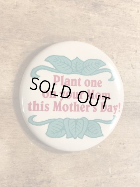80年代頃のPlant One On Your Mom This Mother's Day!のメッセージが書かれたビンテージの缶バッジ