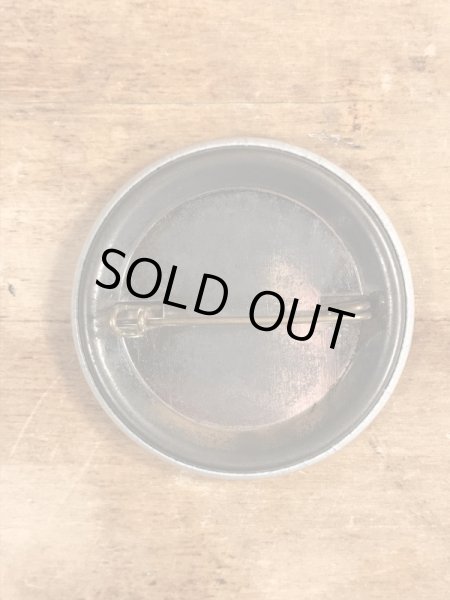 80’sのOld Enough To Fight Old Enough To Drinkのメッセージが書かれたビンテージの缶バッジ