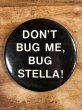 80年代頃のDon't Bug Me, Bug Stella!のメッセージが書かれたヴィンテージの缶バッチ