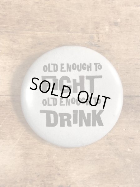 80年代頃のOld Enough To Fight Old Enough To Drinkのメッセージが書かれたヴィンテージの缶バッチ