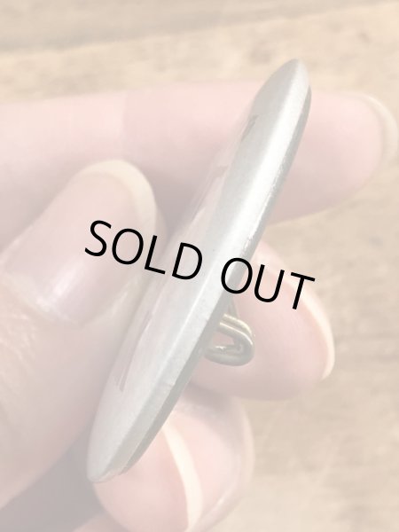 80年代頃のOld Enough To Fight Old Enough To Drinkのメッセージが書かれたヴィンテージの缶バッチ