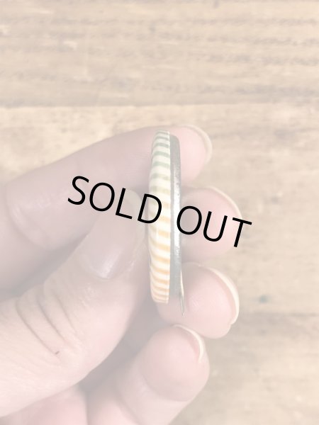 60~70年代頃のSave Water Shower With A Friendのメッセージが書かれたビンテージの缶バッジ