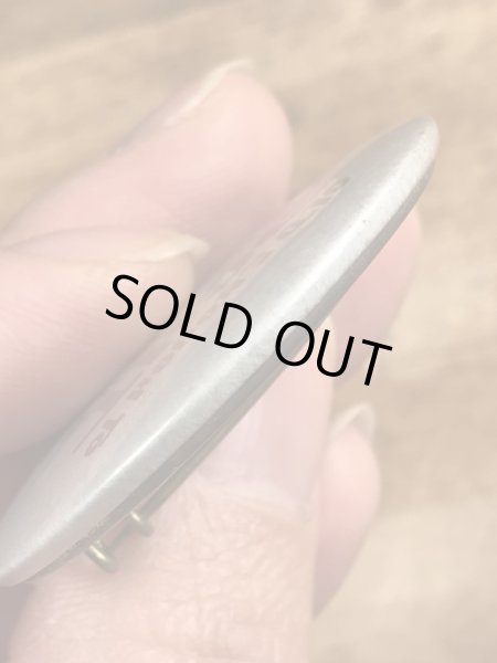 80年代頃のOld Enough To Fight Old Enough To Drinkのメッセージが書かれたヴィンテージの缶バッチ