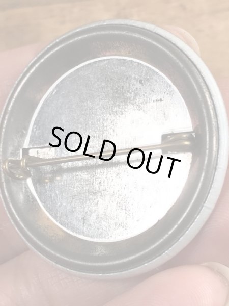 80年代頃のOld Enough To Fight Old Enough To Drinkのメッセージが書かれたヴィンテージの缶バッチ